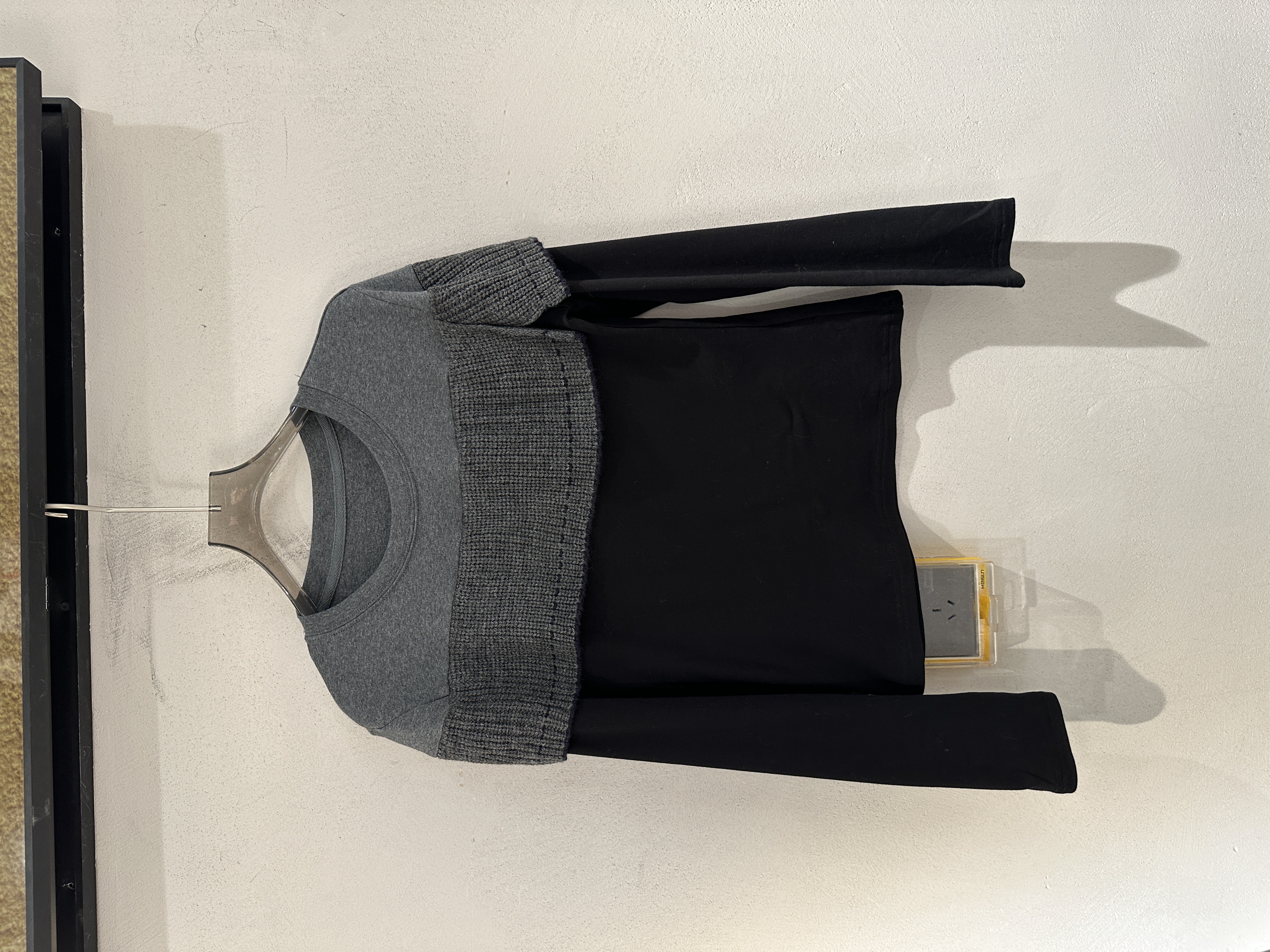 欧洲站2025冬季新款圆领拼色设计感百搭显瘦通勤风女士T恤上衣潮