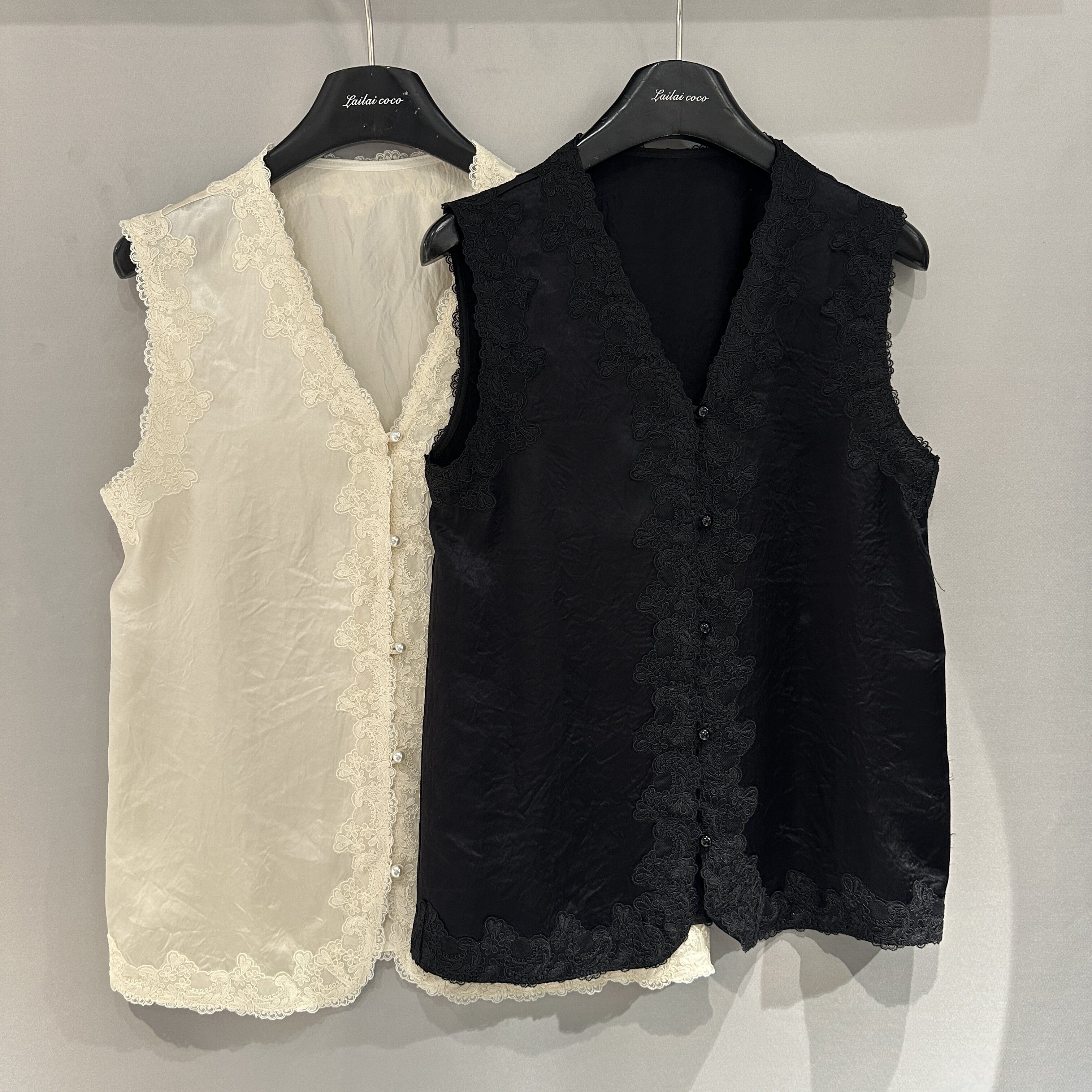 欧洲站2026春季新款v领单排扣蕾丝花边百搭内搭无袖醋酸背心26881
