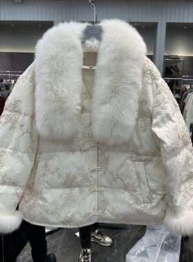 欧洲站2025冬季新款狐狸毛翻领国风刺绣提花保暖白鹅绒外套25881