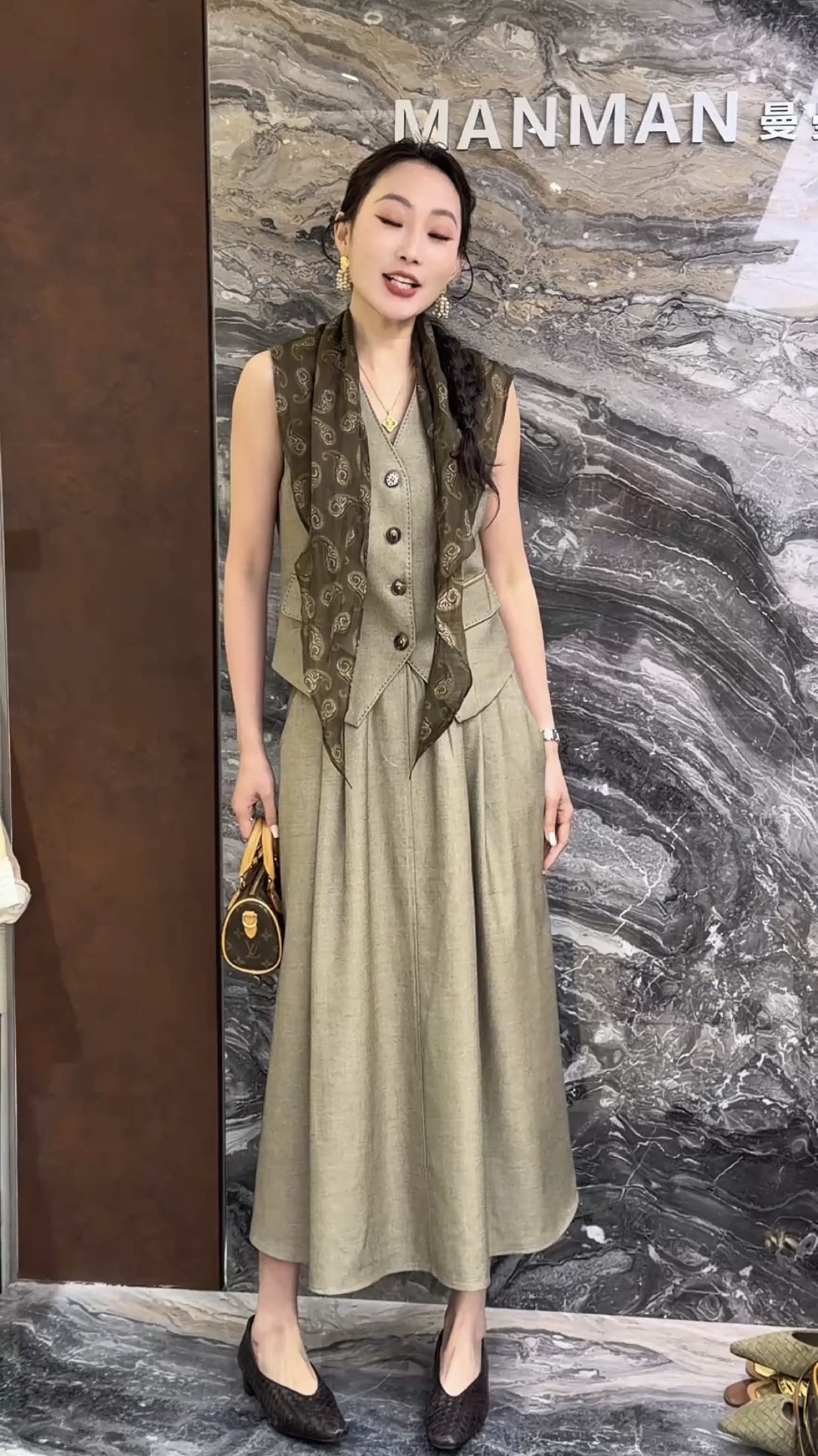 欧洲站2026春季新款复古休闲款腰果花丝巾显瘦松弛感马夹半裙套装