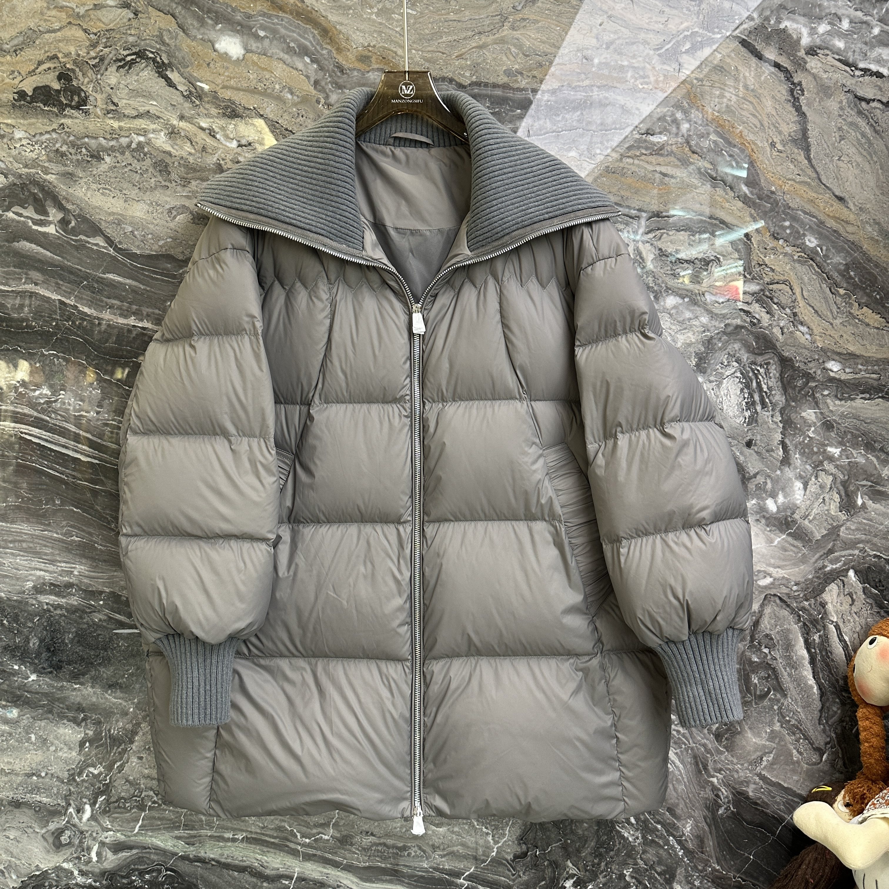 欧洲站2025秋冬新款翻领拉链款轻奢高级感中长款鹅绒羽绒女士外套