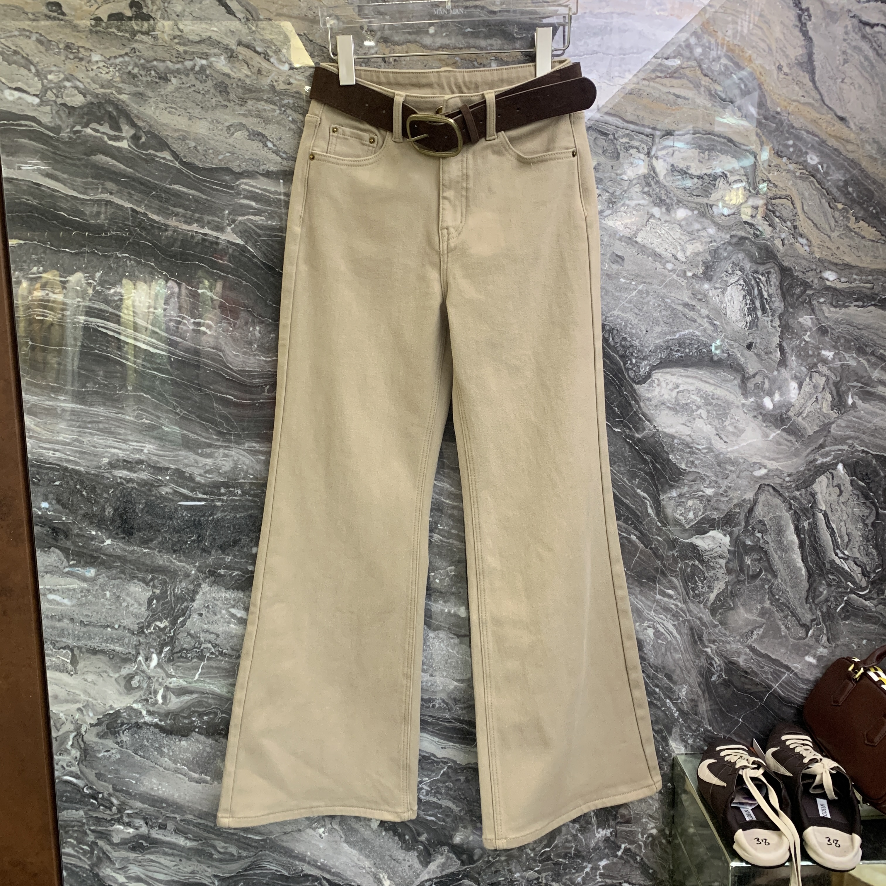 欧洲站2025冬季新款高腰皮带后口袋刺绣加厚女士微喇牛仔裤251118