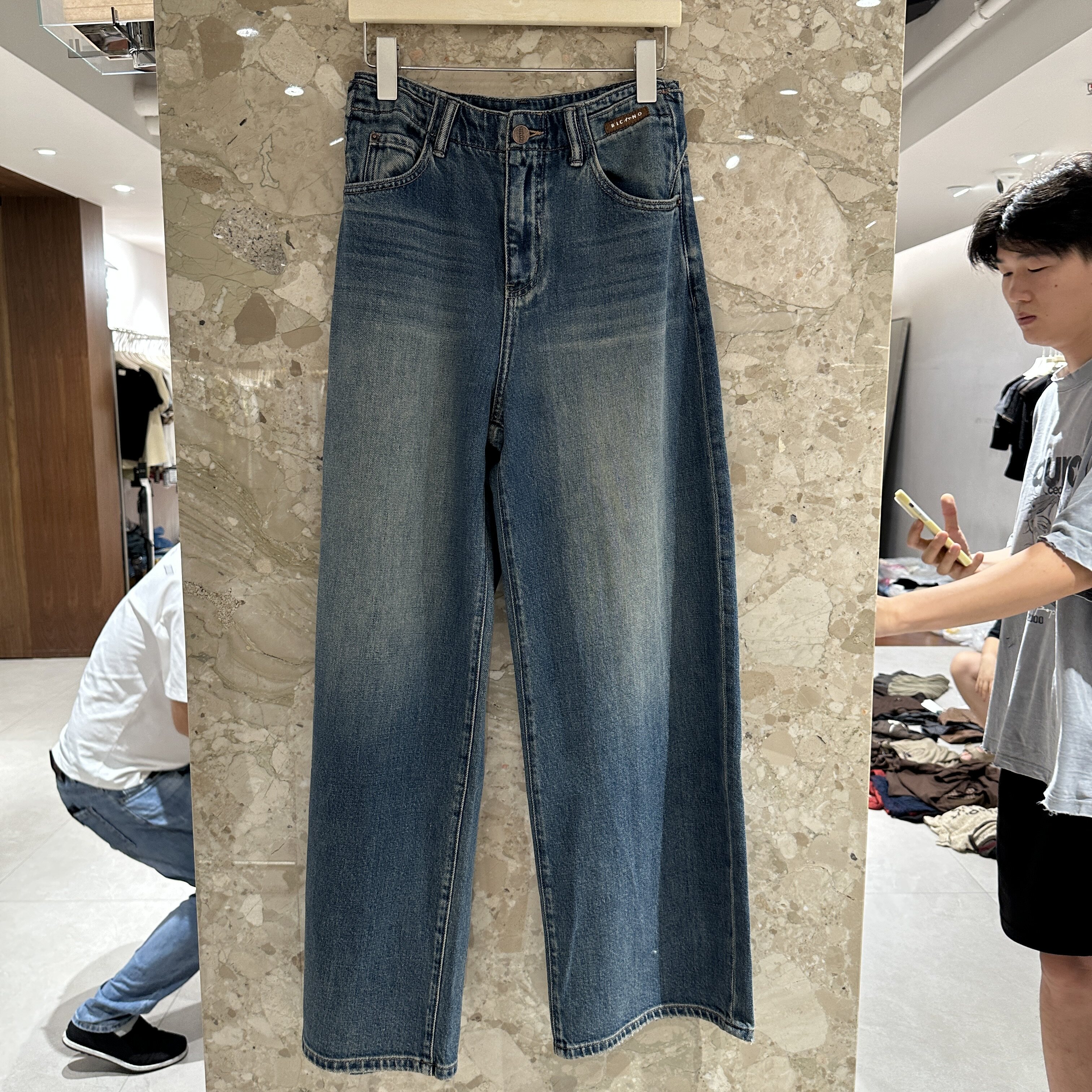 欧洲站2026早秋款腰头字母贴标百搭显瘦做旧休闲牛仔直筒裤33823