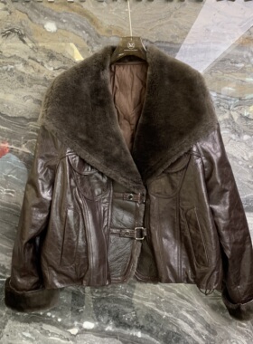 欧洲站2025冬季新款翻领油蜡绵羊皮设计感皮毛一体白鹅绒服98261