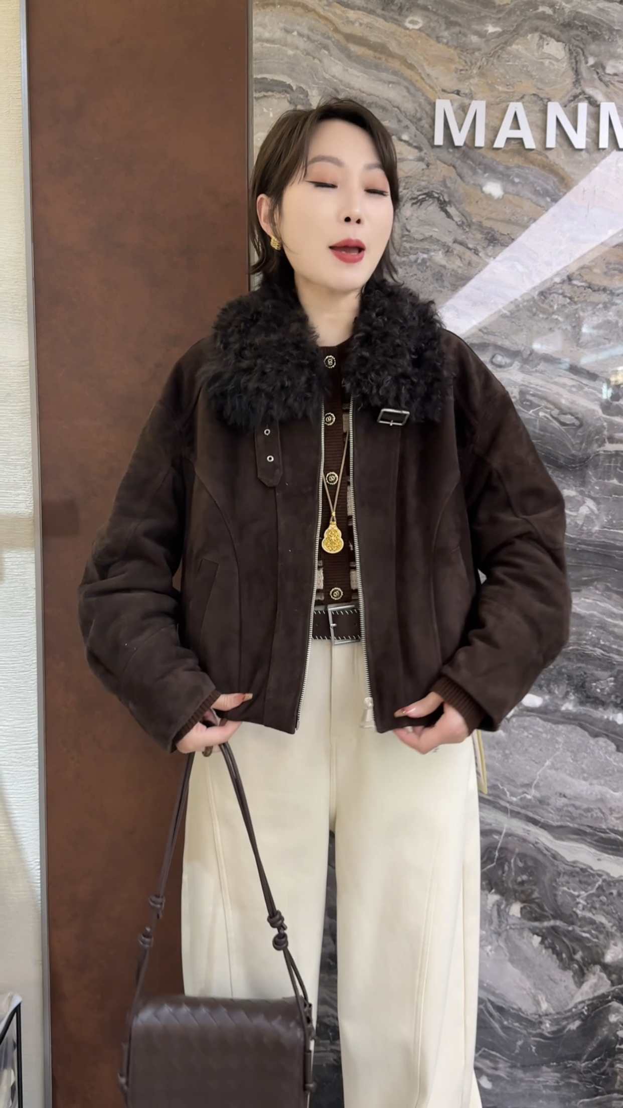 欧洲站2025冬季新款羊卷毛翻领轻熟风时尚百搭反皮绒鹅绒羽绒服女