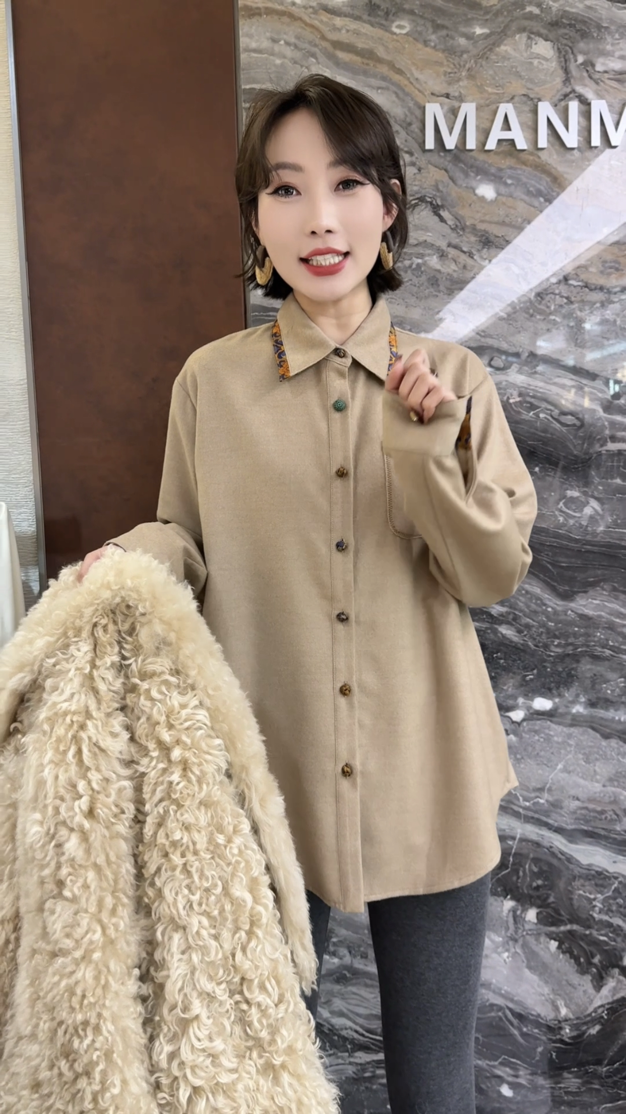 欧洲站2025冬季新款翻领彩色扣纯色极简风显瘦百搭女士长袖衬衫潮