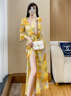 法式风情万种黄色碎花连衣裙2024女夏装纯欲性感度假开衩裹身长裙