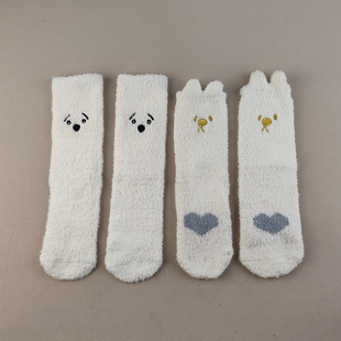 库存珊瑚绒袜子女冬季中筒加厚保暖卡通刺绣可爱居家睡眠袜月子袜