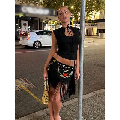 刺绣流苏半身裙Solid color low waist embroidered tassel skirt