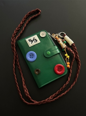 S/3纽扣单品皮革斜跨卡包便携收纳包小众红绿色护照包设计感穿搭