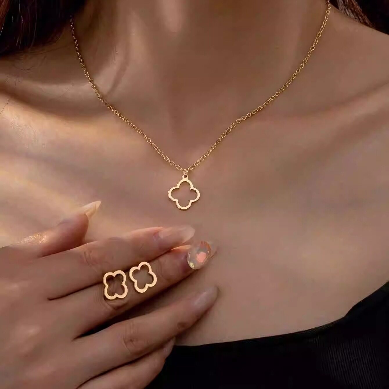 欧美跨境货源金属简约时尚四叶草吊坠项链气质镂空幸运草耳钉套装