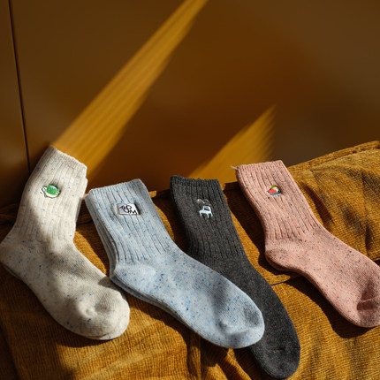 VM香草山《ROOM》房间系列 刺绣彩点宽松中筒袜女款原创设计