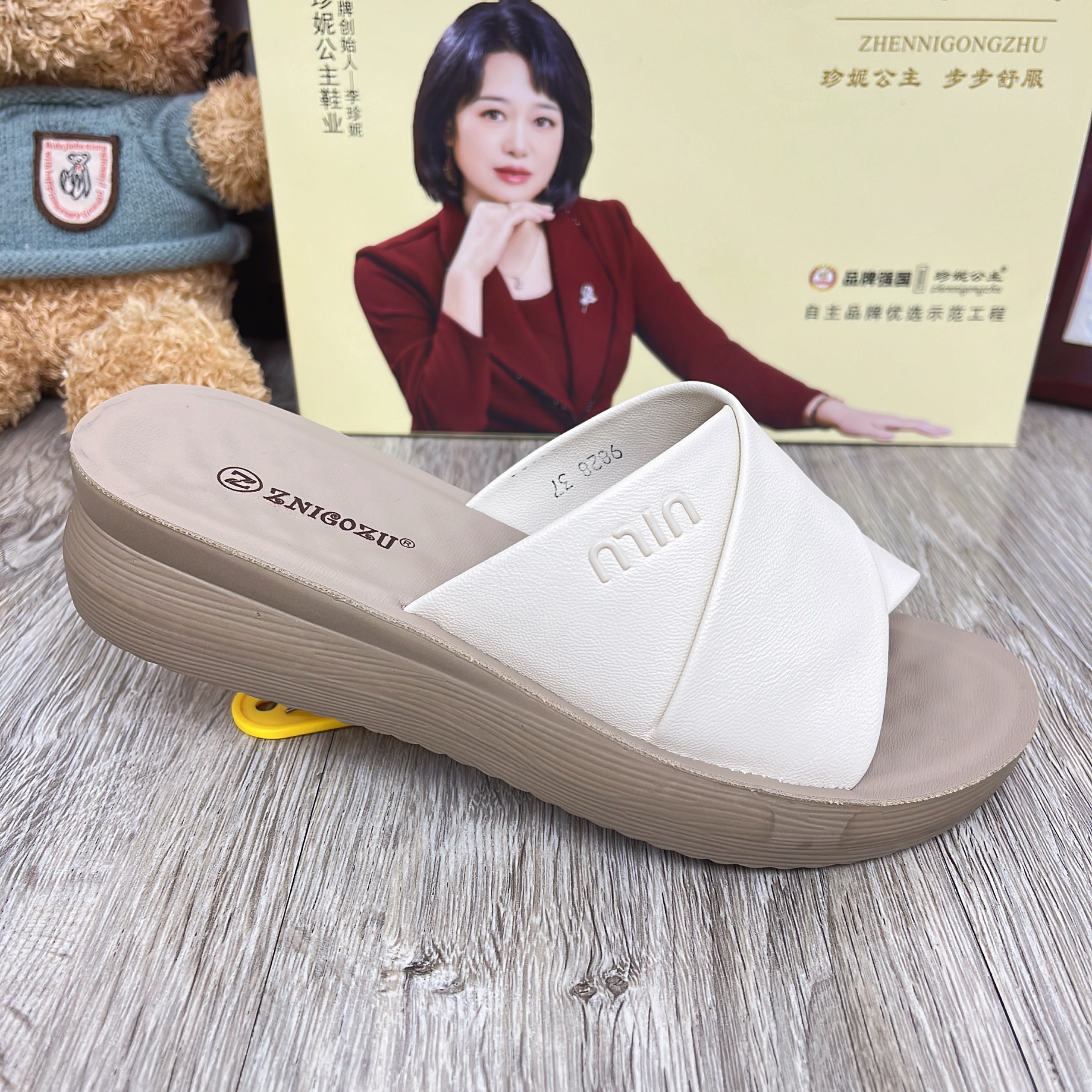 真皮坡跟凉拖鞋女夏季外穿2025新款百搭防滑休闲舒适沙滩一字拖鞋