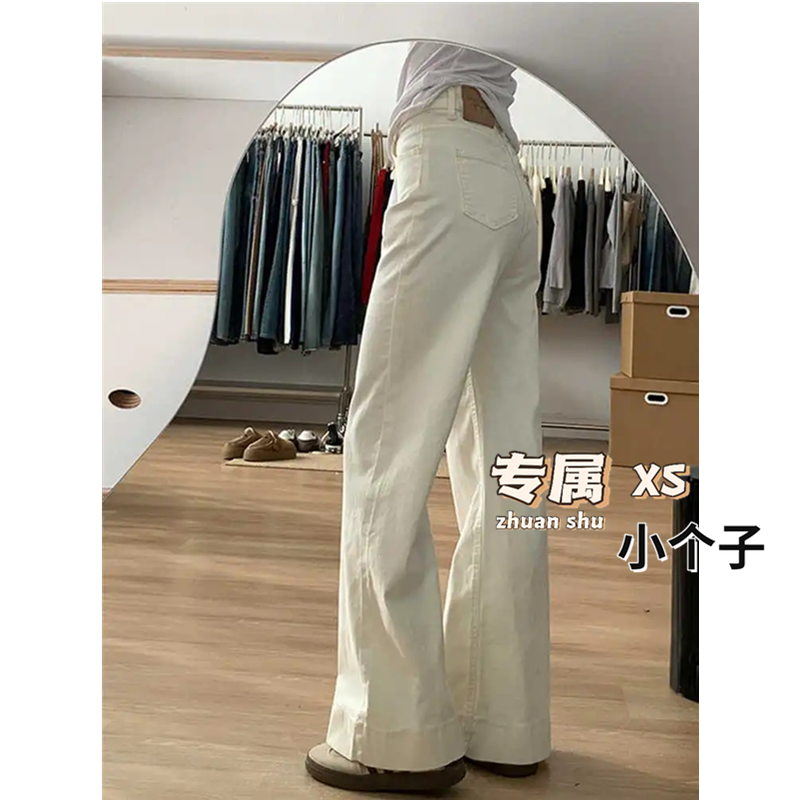 米白色不贴腿微喇叭牛仔裤女
