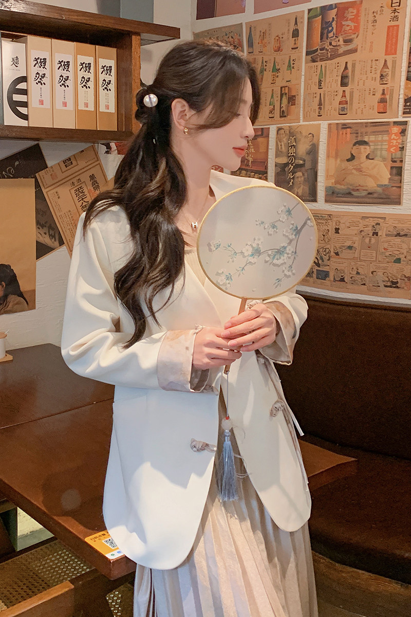 新中式国风白色西装外套女高级感2025春秋新款时尚气质显瘦小西服,女装西装,铱本正襟