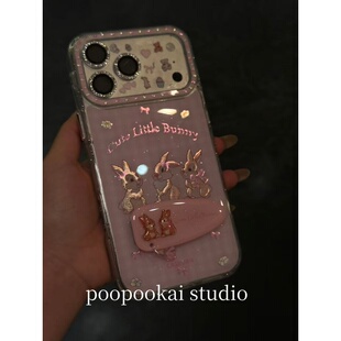 PooPookai可爱卡通粉格纹镭射兔子适用于苹果16/17promax/iPhone15pro手机壳女款14全包防摔13保护套