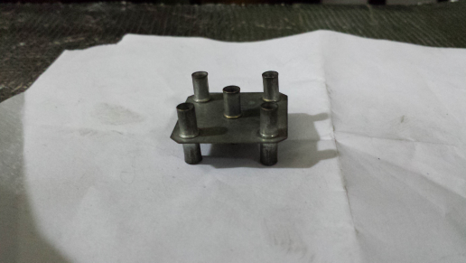 4mm多排型香蕉插头转换连接座 5孔插座可插4mm香蕉插头中心距22