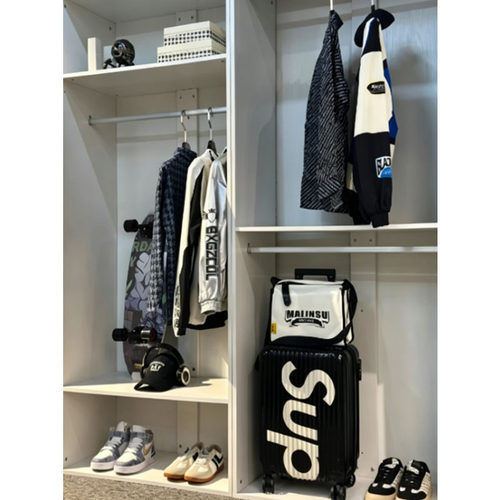 男孩房衣帽间潮牌衣柜衣服摆件