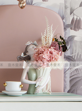 样板间女孩房床头柜摆件