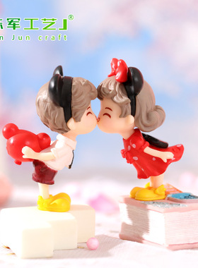 新款卡通情侣微景观桌面DIY水晶球配件 红裙发卡可爱亲嘴情侣摆件