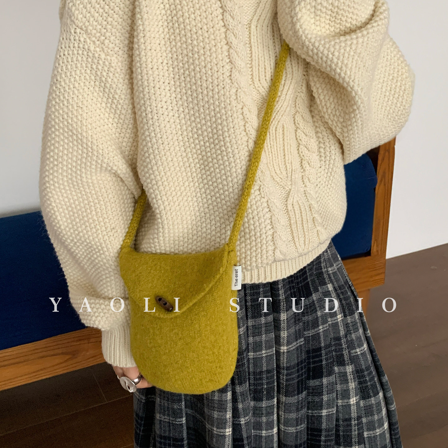 YAOLI木扣手机包~韩系ins纽扣斜挎包女秋冬通勤配饰慵懒风毛线包