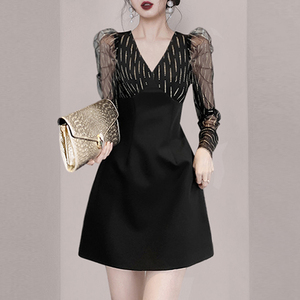RM21613#法式赫本风气质高级感小黑裙2023年秋新款女装V领网纱拼接连衣裙