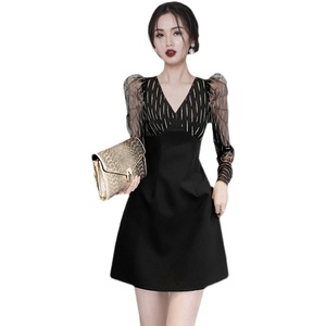 RM21613#法式赫本风气质高级感小黑裙2023年秋新款女装V领网纱拼接连衣裙