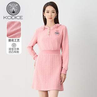 kodice秋冬新品女装粉色提花连帽连衣裙子收腰修身长袖时尚百搭