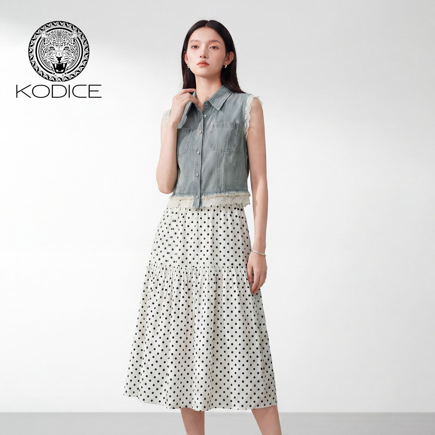 kodice2026春新款蓝色棉质翻领牛仔马甲波点吊带连衣裙子两件套装