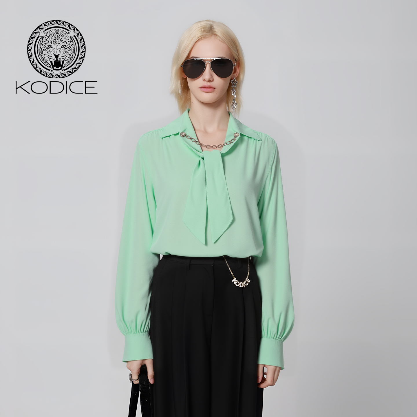 kodice绿色飘带领链条长袖衬衫