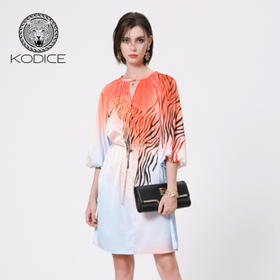 KODICE春夏新款女装橙色斑马印花连衣裙子镂空领钉珠腰链时尚流行