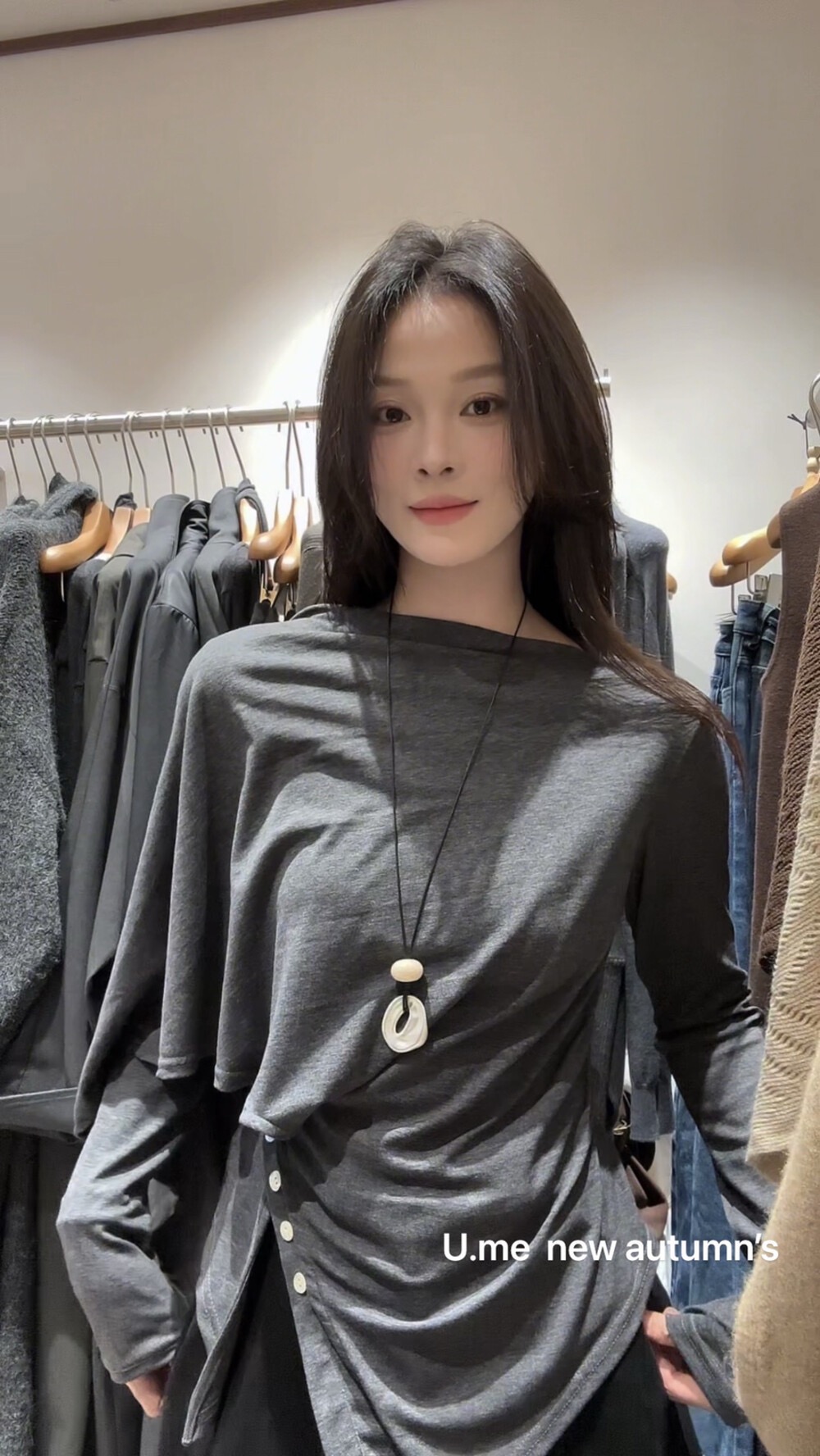 广州U.me2025秋简约法式围脖披肩不规则下摆贝壳扣长袖针织衫