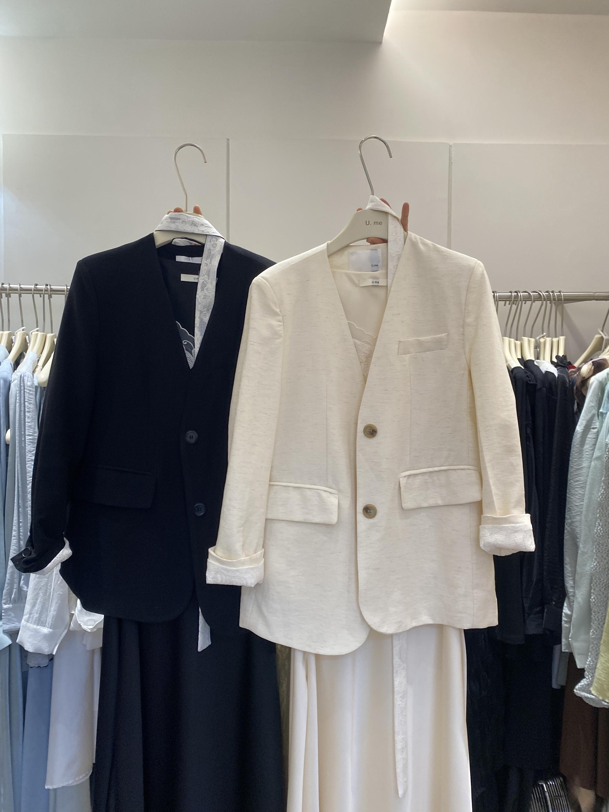 2025广州U.me春款时尚高级感拼接V领蕾丝西装外套西装(配飘带)