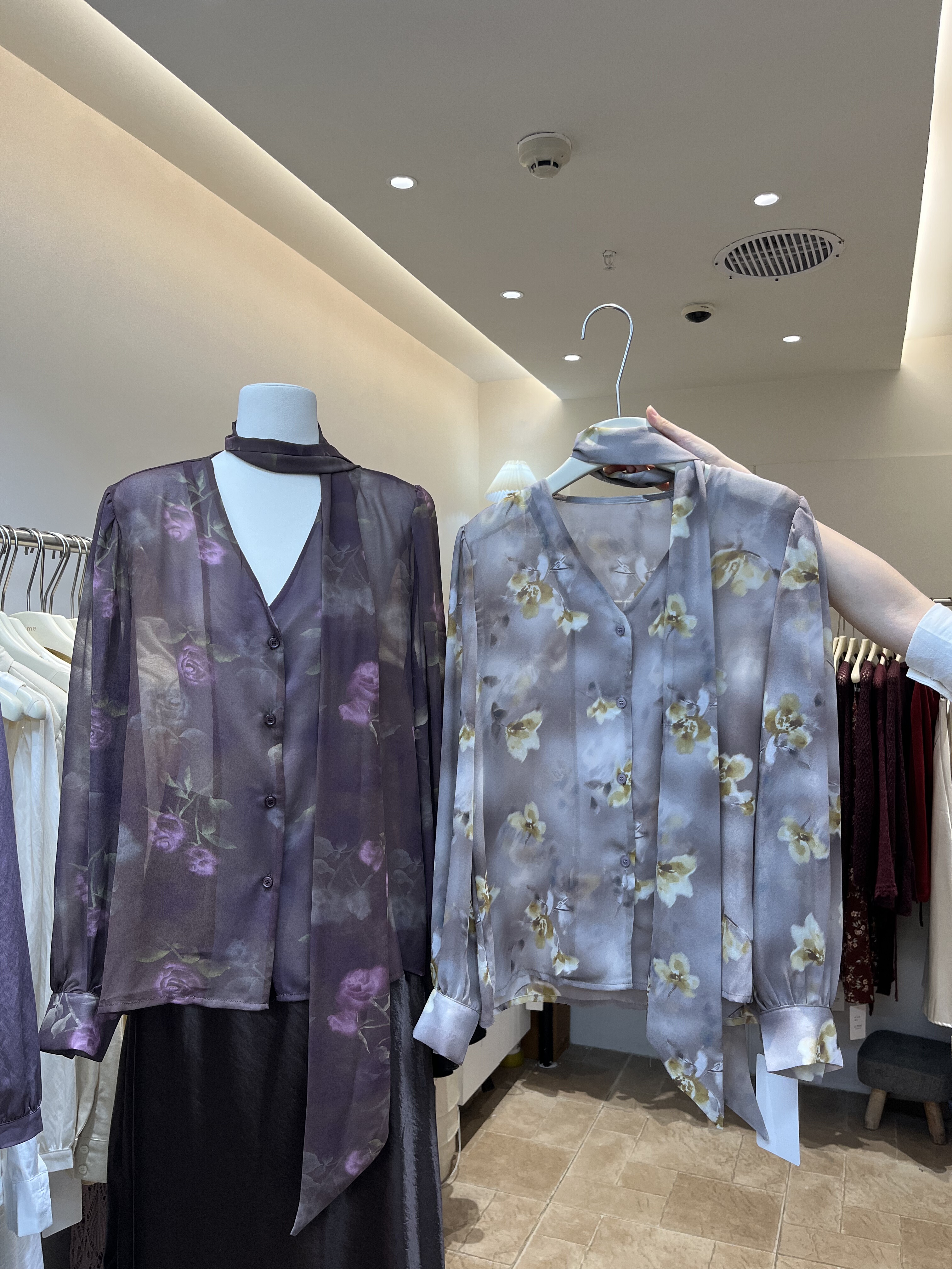 广州U.me2025秋季新款法式气质复古晕染花绑带V领宽松长袖衬衫