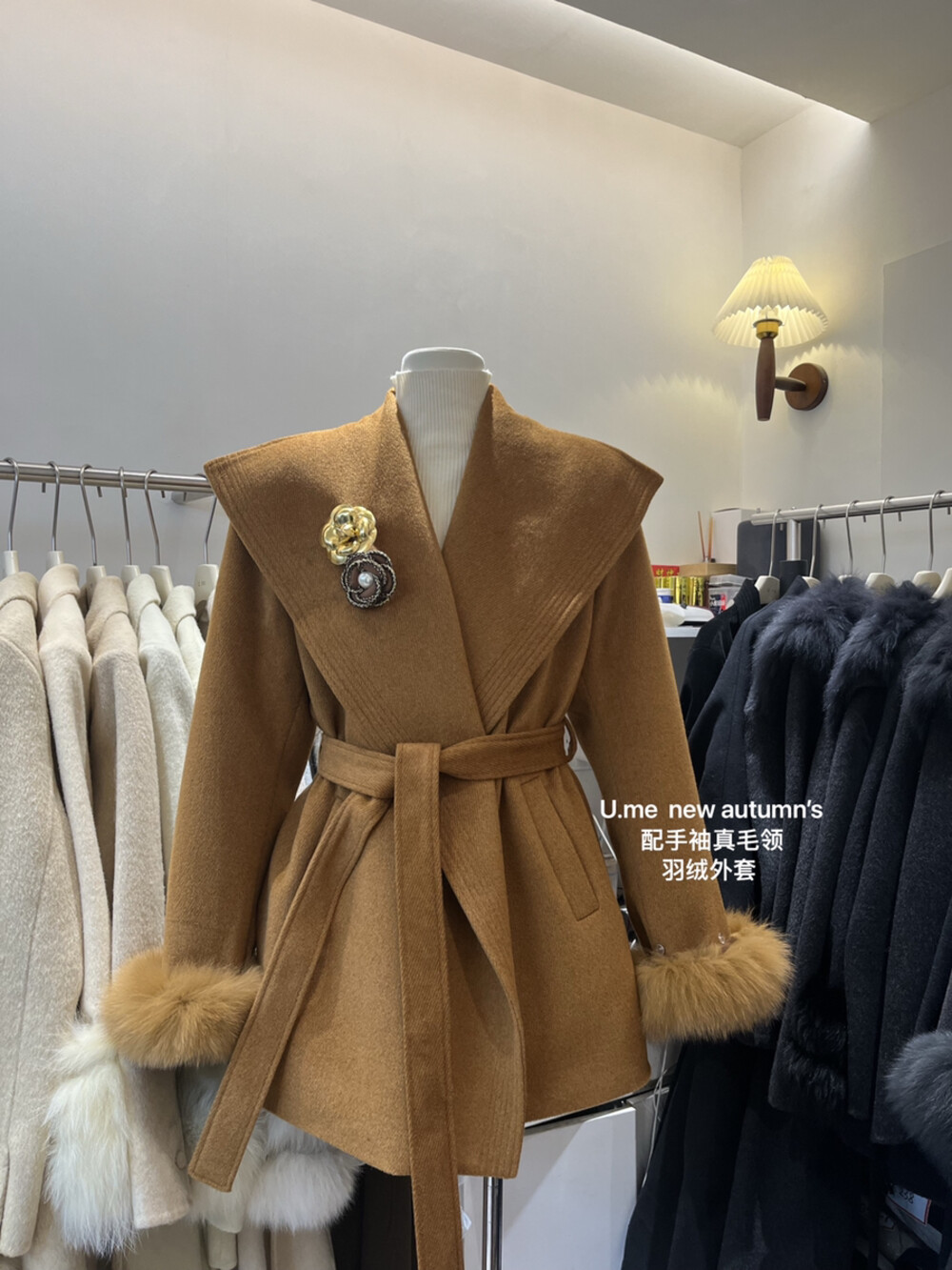 广州U.me2025冬季新款韩版时尚大翻领毛毛袖口小香外套羽绒带胸花