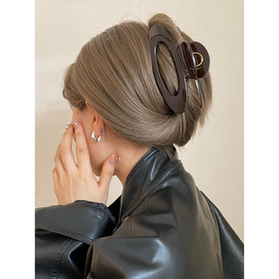 Busan果冻色亚克力椭圆抓夹女早春高级感后脑勺鲨鱼夹发饰2025新