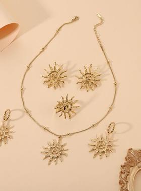 欧美不锈钢锤纹太阳吊坠项链