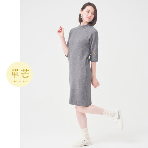 单芒针织刺绣新中式连衣裙