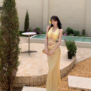 海边度假黄色挂脖吊带连衣裙女夏季巨好看的沙滩裙收腰包臀长裙子