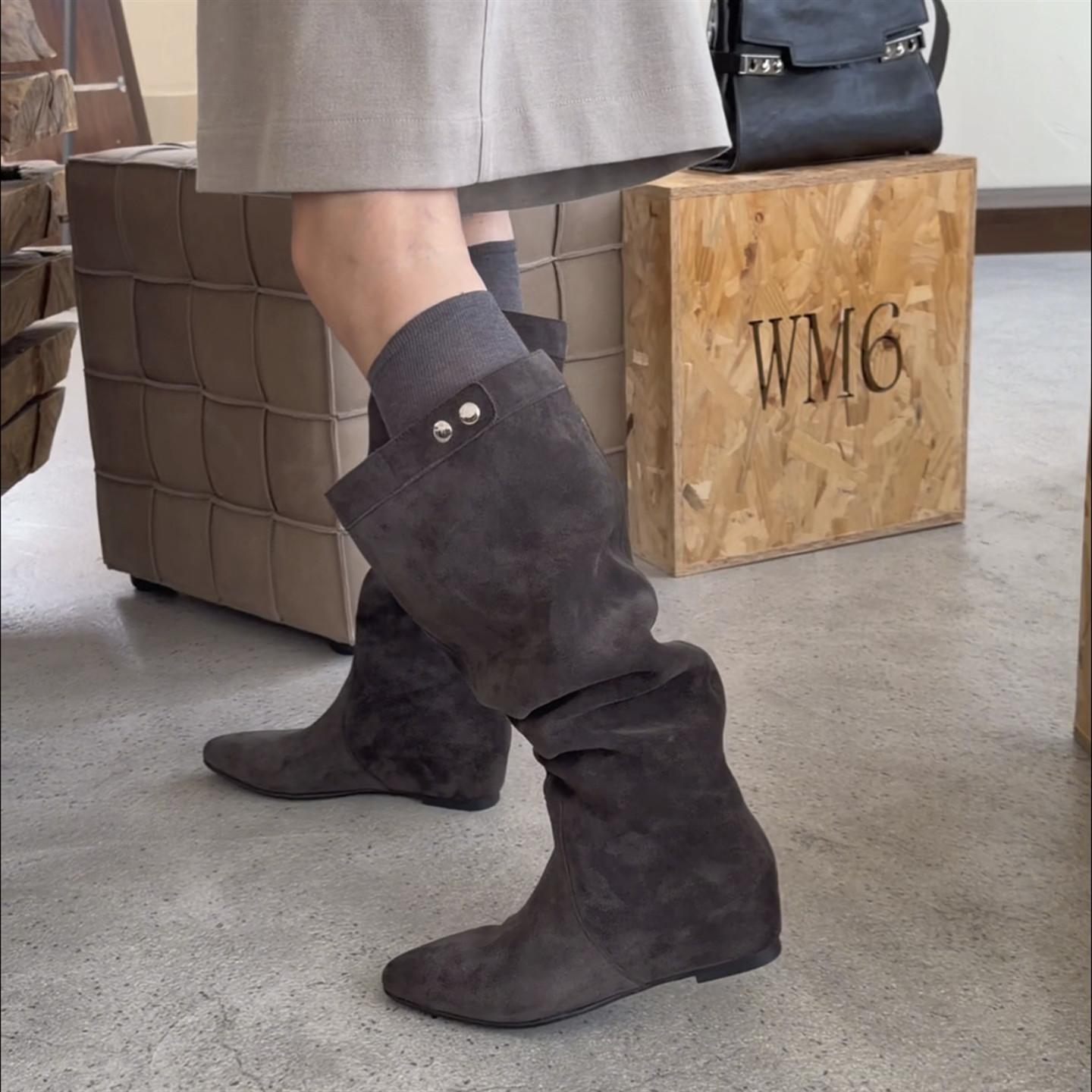 欧洲站真皮尖头磨砂皮套筒马丁靴