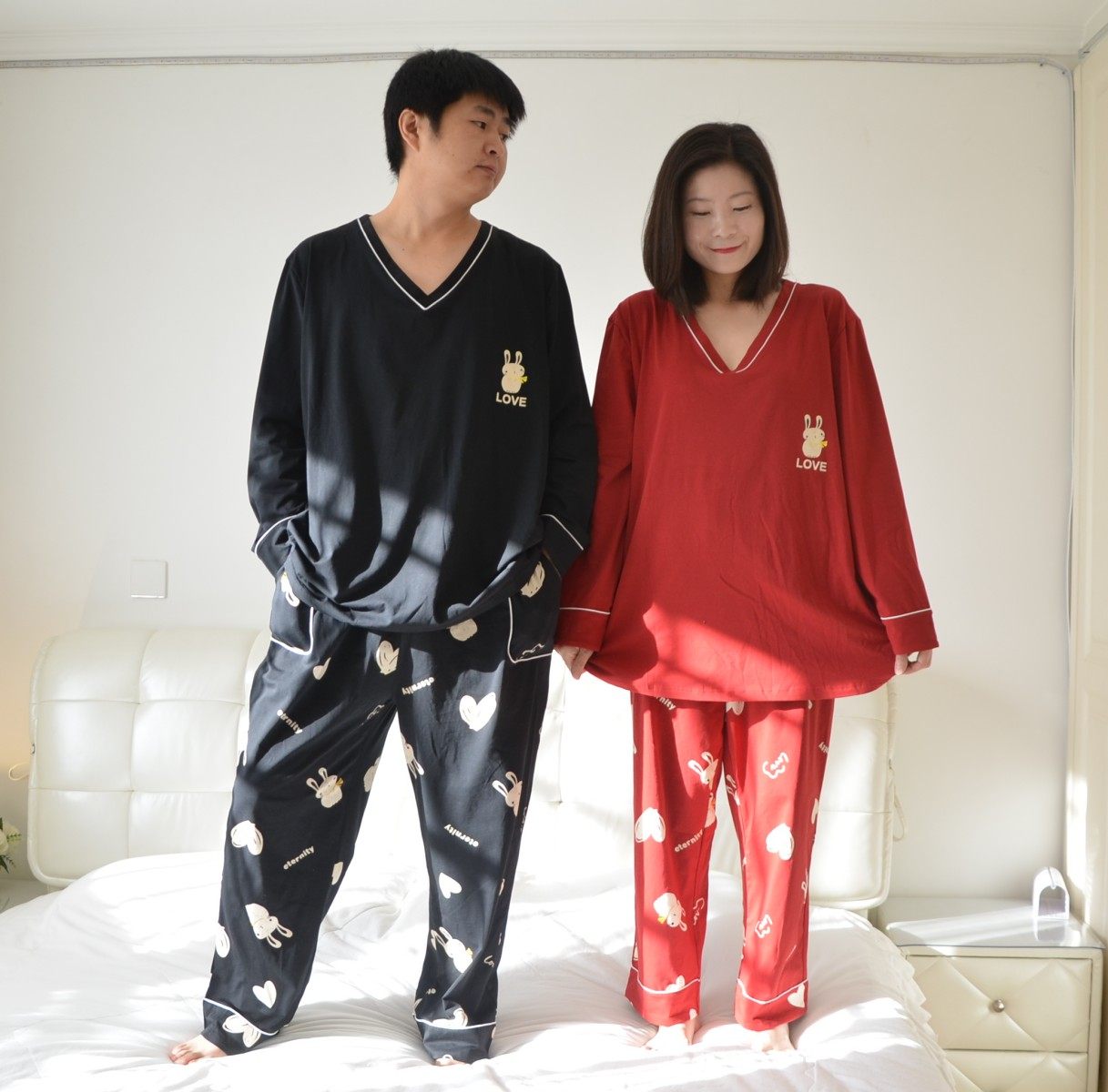 卡通兔兔睡衣女春季V领长袖长裤纯棉加肥大码胖MM男家居服200斤