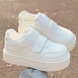 厚底魔术贴小白鞋女配裙子的鞋子2026新款百搭休闲增高板鞋面包鞋