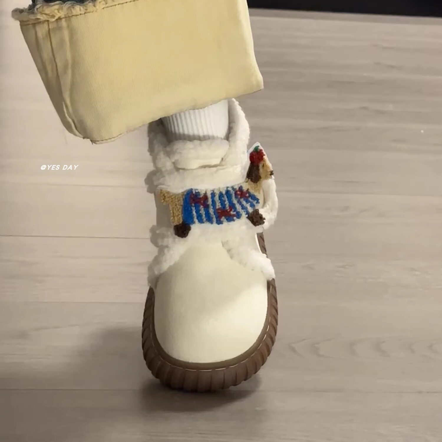 可爱趣味白色百搭厚底保暖时尚雪地靴2025冬季新款加绒短筒棉鞋女