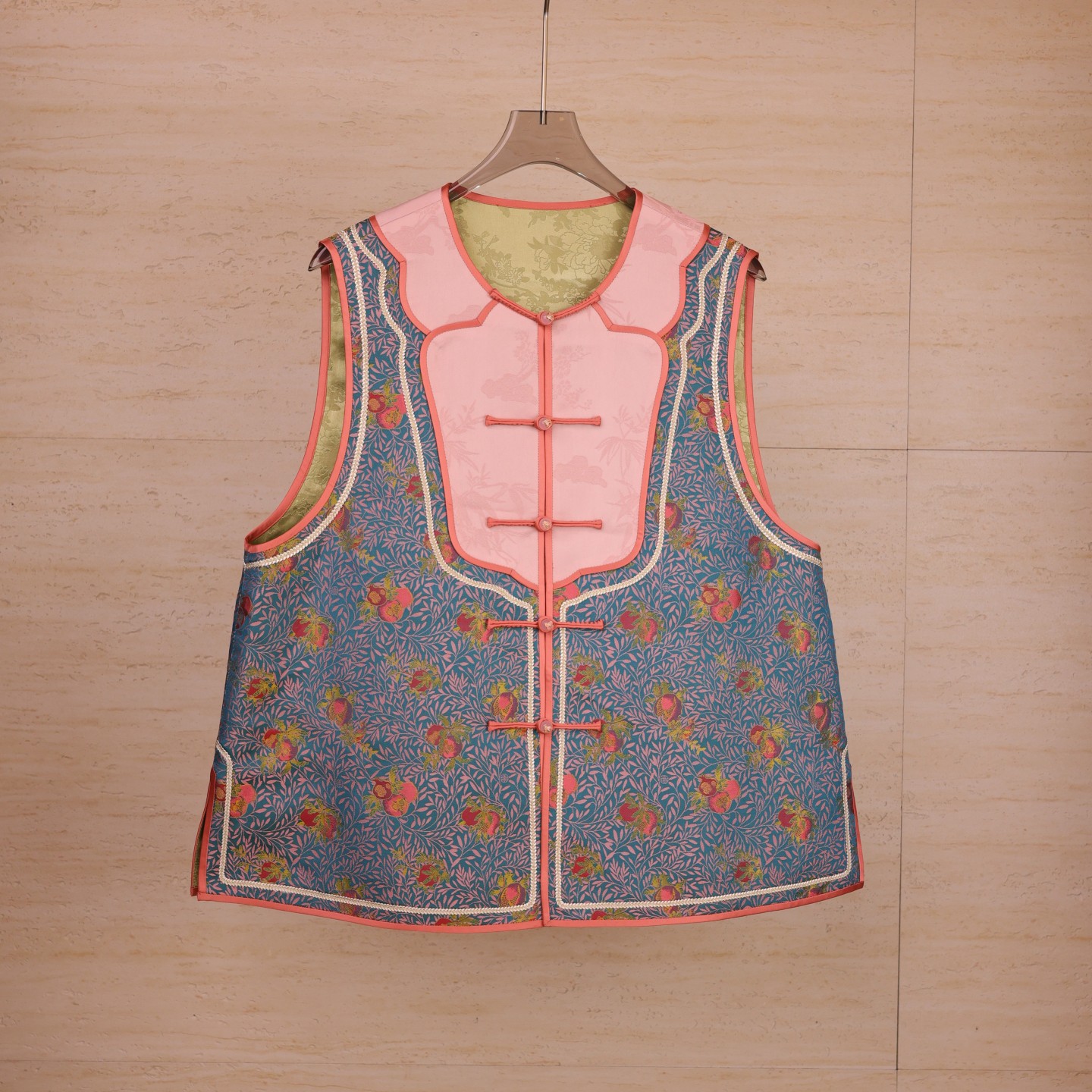 钱小萍宋锦连枝石榴纹马甲