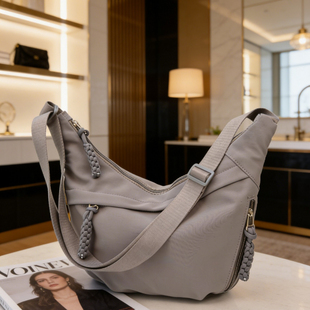 2026新款 简约风防水尼龙斜挎包女包轻便百搭饺子包通勤单肩包 爆款