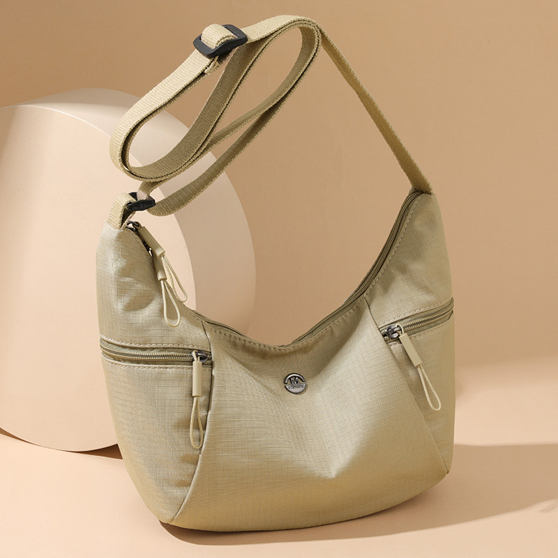 都市简约风斜挎饺子包女尼龙布包百搭大容量轻便防水多口袋单肩包,箱包皮具/热销女包/男包,时尚帆布包,淘宝优惠券,粉丝福利购,淘宝优惠卷