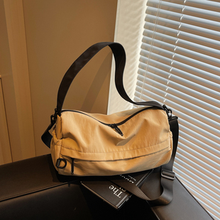 2025新款时尚百搭大容量女士休闲轻便尼龙布包单肩包女斜挎枕头包