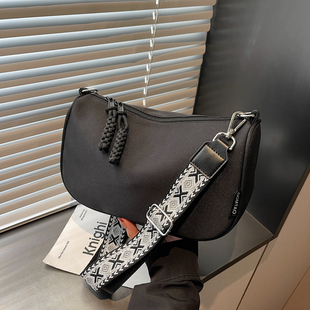 2025新款秋冬尼龙布枕头包女时尚百搭单肩斜挎包大容量休闲马鞍包