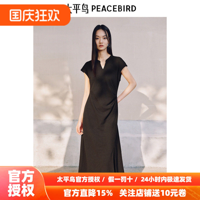太平鸟针织小V领连衣裙女2026秋新款收腰短袖褶皱开衩长裙简约黑