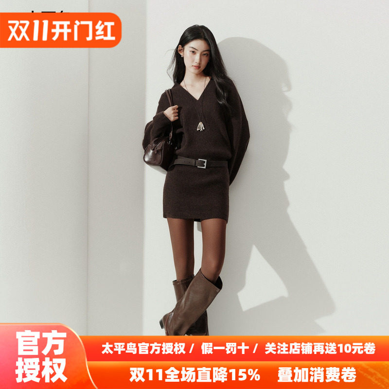 太平鸟冬季棕色V领连衣裙女2026新款法式收腰羊毛混纺中长毛衣裙